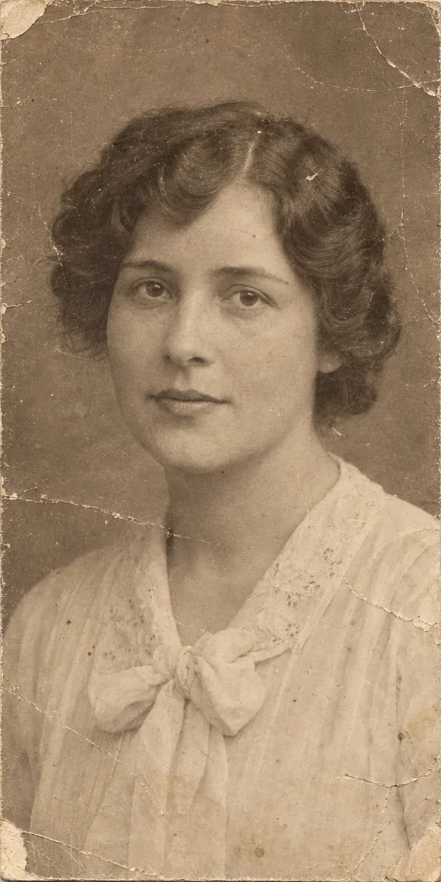 Retrato sepia de ejemplo con arañazos, pliegues y bordes de papel desgastados — Original